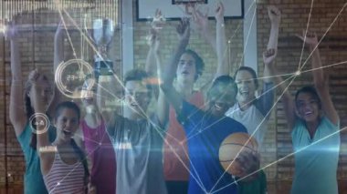 Genç basketbol takımı spor salonunda, gümüş kupayı kaldırıyor ve dijital kaplamayla yumruklarını kaldırıyor. Sporcular, zafer, kutlama, takım çalışması, başarı, rekabet, dijital