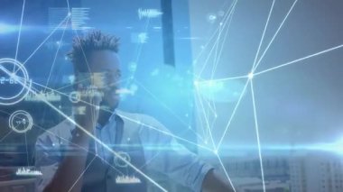 Ofis balkonunda akıllı telefon tutan adam şehre tepeden bakan, animasyon teknolojili ağ düğümleri çizelgeleriyle. Kentsel, ufuk çizgisi, teknoloji, iletişim, yenilik, profesyonel, bağlantı