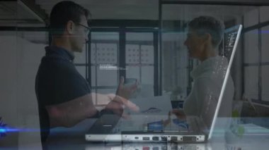 Ofisteki veri tablolarını inceleyen iki iş arkadaşı, şeffaf holografik örtüşme gösteriyor. Teknoloji, profesyonellik, yenilik, iletişim, fütürizm, işbirliği, çalışma alanı