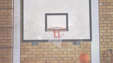 Basketbol, siyah çerçeveli beyaz sehpanın üzerinden geçiyor. Ağ simgeleri yüzüyor. Spor, teknoloji, bağlantı, dijital, şehir, hareket, modern