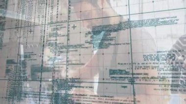 Yazılım geliştiricisi dizüstü bilgisayarda şebeke kaplamalı, kahve ve cam bölmeli hatlar oyulmuş. Teknoloji, yenilik, çalışma alanı, programlama, dijital, modern, konsantrasyon