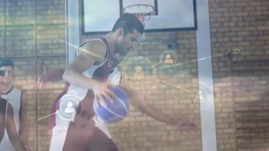 Spor teknolojisi ikonlarının sergilendiği basketbol sahasında yarışan iki basketbolcu. Sporcular, rekabet, kentsel, enerjik, dinamik, takım çalışması, yenilik