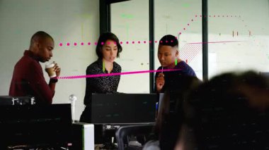 Dizüstü bilgisayarlarla işbirliği yapan, kahve yudumlayan ve animasyon finans çizelgeleri hazırlayan iş arkadaşları. İşbirliği, takım çalışması, modern, profesyonel, üretkenlik, beyin fırtınası, teknoloji