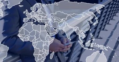 İş adamı çatı korkuluklarında duruyor, saydam dünya haritasıyla akıllı telefonu kontrol ediyor. Şirket, teknoloji, modern, ağ oluşturma, kentsel, yenilikçi, profesyonel