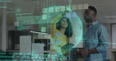 Kadın şeffaf ekran kodunu ayarlıyor. Teknoloji ofisinde küreyi ayarlıyor. Adam tableti tutuyor. Futuristik, işbirliği, yenilik, gösterişli, dijital, takım çalışması, modern