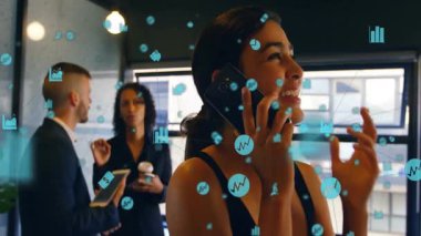 İş yerinde akıllı telefondan konuşan bir kadın para birimi grafikleriyle yüzen veri simgelerini sunuyor. Şirket, teknoloji, işbirliği, yenilik, profesyonel, modern, iletişim