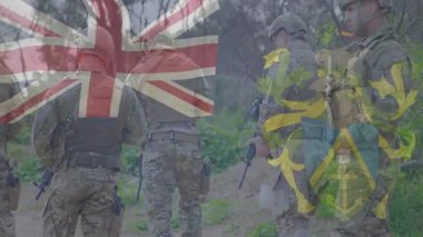 Ormanda tüfek taşıyan askeri birlik solmuş Union Jack bayrağı ve arma kaplaması gösteriyor. Alay, güvenlik, macera, açık hava, dayanıklılık, kamuflaj, takım çalışması