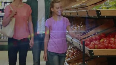 Aile, markette kırmızı elma seçiyor. Fiyat etiketleri ve beslenme ikonları var. Aile, alışveriş, üretim, tazelik, sağlık, yaşam tarzı, gündelik