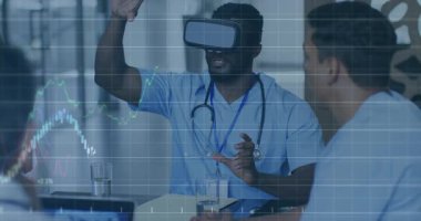 Sağlık personeli VR kulaklık takıyor, tıbbi eğitimde çalışıyor, holografik grafikleri manipüle ediyor. Tıbbi, işbirliği, yenilik, eğitim, teknoloji, eğitim, simülasyon