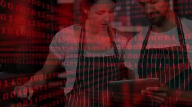 çift mutfak tezgahında yemek hazırlıyor, kırmızı ikili kod besin teknolojisini gösteriyor. Çift, mutfak, dijital, modern, yaşam tarzı, takım çalışması, yenilik