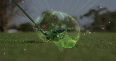 Sahada beyaz golf topu tutan tahta tişört, yüzen hologram teknolojisi düğümleri gösteriyor. Teknoloji, yenilik, dijital ağ, biyomekanik, fütürizm, bilimsel