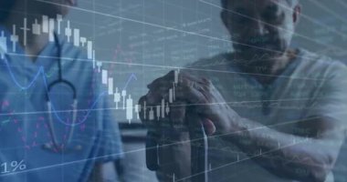 Elinde baston olan, saydam mali tabloları gösteren bir sağlık görevlisi. Sağlık, üst düzey, danışma, analitik, veri görselleştirme, profesyonellik, sağlık sektörü