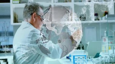 Bilim laboratuarındaki deney tüpüne pipeti yerleştiren kıdemli bilim adamı ağ hatlarını gösteriyor. Araştırma, yenilik, kesinlik, deney, dijital, bilimsel, teknoloji