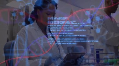 Laboratuar bankında tableti analiz eden kadın araştırmacı test tüpü rafında DNA sarmalı gösteriyor. Bilim, yenilik, biyoteknoloji, deneysel, keşif, kesinlik, laboratuvar