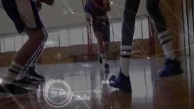 Basketbol, spor salonundaki teknoloji sahnesinde çembere doğru uçuyor, grafikli animasyon veri simgeleri sergiliyor. Atletik, spor, fitness, eğitim, aksiyon, canlı, rekabetçi