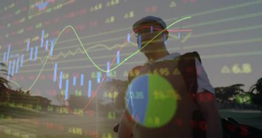 Golf çantası taşıyan bir adam çimenli yolda yürüyor. Finans raporlarını şamdan ve çizelgelerle gösteriyor. Finansal, yatırım, teknoloji, açık hava, profesyonel, analiz, boş zaman