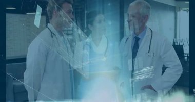 Üç doktor ve hemşire, sağlık koridorundaki hasta çizelgesini yüzen veri tablolarıyla inceliyor. Sıhhiye, takım çalışması, yenilik, hastane, teknoloji, profesyonellik, işbirliği