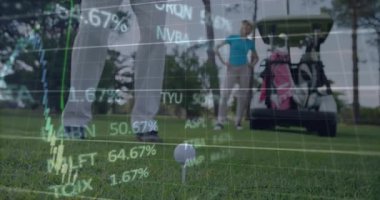 Golf sopası golf sahasında, golf çantasıyla finans haritası altında gözlem yapan bir arkadaş. Spor, açık hava, eğlence, yatırım, analiz, profesyonellik, yaşam tarzı
