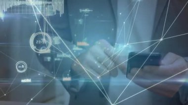 İş yerinde akıllı telefonları dinleyerek ağ hatlarını ve veri grafiklerini gösteriyorum. Teknoloji, bağlantı, dijital, modern, analitik, iletişim, yenilik