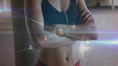 Endüstriyel depoda kolları çapraz duran bir kadın teknoloji ağı düğümlerini gösteriyor. Futuristik, bağlantı, kentsel, dijital, yenilikçi, teknoloji güdümlü, minimalist