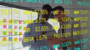 İşletme bürosunda yüzen notlar ve yüzdelik grafiklerle işbirliği yapan iki adam. İşbirliği, analitik, veri görselleştirme, beyin fırtınası, modern, profesyonel, takım çalışması