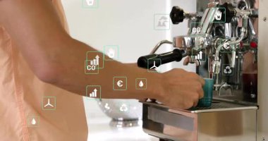 Barista, metal espresso makinesinde kahve hazırlıyor. Yüzen finans ve yeşil simgelerle. Kahve, barista, sürdürülebilirlik, teknoloji, konukseverlik, yenilik, çevre dostu
