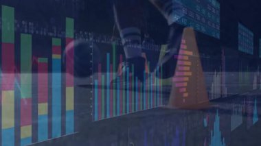 Sporcu, yüzen bar çizelgeleriyle spor verilerini sergileyerek antrenman kortunda çeviklik tatbikatı yapıyor. Fitness, performans, biyomekanik, eğitim, teknoloji, analitik, spor