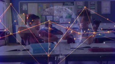 Dört sınıf arkadaşı sıralarında oturmuş, saydam dijital öğrenme sistemlerini keşfediyorlar. Eğitim, işbirliği, teknoloji, yenilik, sınıf, gençlik, katılım