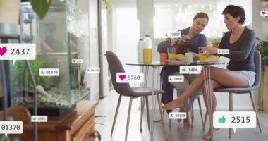 Mutfaktaki masaya kahve koyan iki pazarlamacı yüzen sosyal medya pazarlama ikonları sergiliyor. Samimi, sosyal, enerjik, yaşam tarzı, gündelik, çağdaş, iletişim