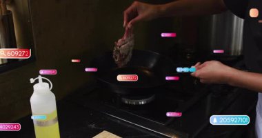 Aşçının elleri kızartma tavasında bifteği kavurur, canlandırılmış yemek sıcaklığı göstergesi ve yağ damlaları sergiler. Mutfak, gastronomi, profesyonel, köylü, canlı, usta, beslenme