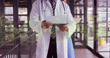Erkek hekim hastane koridorunda hemşirenin elinde kağıtlarla, animasyon simgeleriyle doküman okuyor. Tıbbi personel, sağlık, modern mimari, profesyonellik, takım çalışması, klinik çevre, temiz tasarım