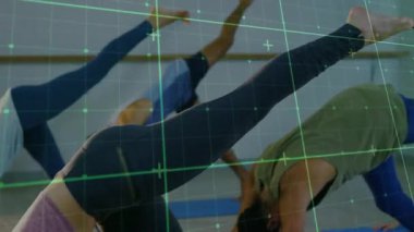 Grup, spor salonundaki mavi paspaslar üzerinde yoga yapıyor, yeşil ızgara kaplamalı hareketleri takip ediyor. Sağlık, zindelik, esneklik, farkındalık, egzersiz, duruş, atletizm
