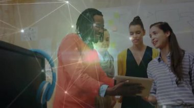 Çalışma arkadaşları iş toplantılarında çalışma akışı planlamasını tartışıyor, canlandırmalı grafik simgeleriyle tablet kullanıyorlar. İşbirliği, takım çalışması, beyin fırtınası, yenilik, strateji, ofis, profesyonel