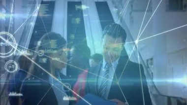 İş lobisinde yürüyen merdivenin yanındaki mavi klasörü tartışan iki meslektaşımız veri örtülerini gösteriyor. Şirket, profesyonel, modern, teknoloji, ağ, analitik, işbirliği