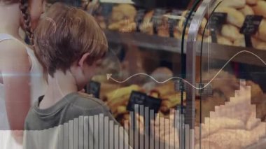 Pastanedeki fırın vitrinine yaslanan çocuklar, şeffaf grafik örtüleri sergiliyorlar. Tatlılar, aile, yemek, içerisi, sıcaklık, merak, eğitim