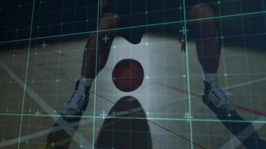 Erkek basketbolcu sahada top sürerken, spor teknolojisi zemin çizgilerini örtüyor. Spor, eylem, dinamik, fitness, eğitim, kentsel, enerjik