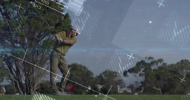 Golf sopası golf sahasında, grafik ve çizgilerle örtüşen teknoloji sergiliyor. Spor, atletik, rekabetçi, modern, dinamik, açık hava, boş zaman