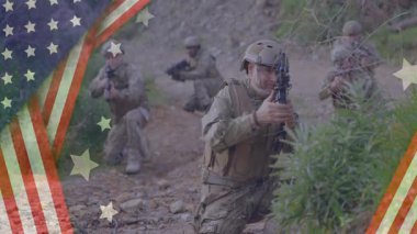 Askeri ekip kayalık orman yolunda ilerliyor, miğfer takıyor ve bayrak altında tüfekleri hedefliyorlar. Savaş, strateji, dayanıklılık, dayanıklılık, kamuflaj, disiplin, takım çalışması