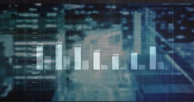 Yarısaydam dijital arayüz çubuk grafiklerini, çizgi grafiklerini, zaman çizgisi etiketli dalga biçimi grafiklerini gösteriyor. Fütüristik, analitik, teknoloji, veri, sürükleyici, yenilik, görselleştirme