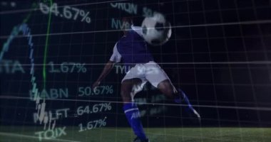 Gece sahada koşan erkek sporcu, şeffaf mali tablolarıyla şamdanları gösteriyor. Sporcu, spor, yarışma, hareket, strateji, açık hava, performans