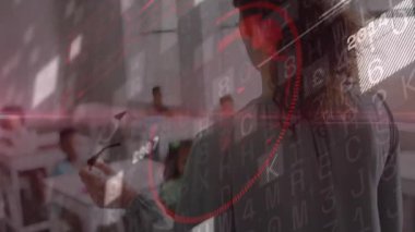 Gözlüklü öğretmen, sınıfa rehberlik ediyor, saydam kırmızı verileri 2019 'da gösteriyor. Eğitim, sınıf, fütürizm, artırılmış gerçeklik, öğrenme, teknoloji, öğretim