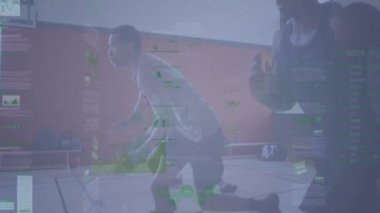 İki erkek koşucu spor salonunda koşuyor. Animasyon sağlık ölçümleri ve çember ikonlarıyla. Sporcular, fitness, motion, dynamic, strength, team work, training