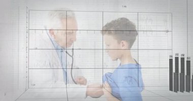 Kıdemli doktor erkek hasta üzerinde steteskop kullanıyor. Ölçüm çizelgeleri ve 3 boyutlu bar çizelgeleri var. Tıbbi, sağlık, teknoloji, tanı, profesyonel, eğitici, kısır