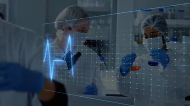 İki kadın bilim adamı parlak mataraları incelerken pembe neon dalga formu şebekesi laboratuvar bankında yüzüyor. Araştırma, yenilik, bilim, teknoloji, işbirliği, modern, profesyonel