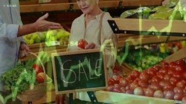 Üst düzey çiftler süpermarketten ürün seçiyor, yeşil borsa grafiği piyasa verilerini örtüyor. Emeklilik, sağlıklı beslenme, organik, doğal, canlılık, yaşam tarzı, kırsal