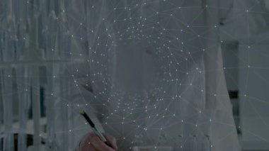 Laboratuvar önlüklü ve kravatlı kıdemli bilim adamı dijital ağ kaplamalı teknoloji laboratuvarında veri analiz ediyor. Bilim adamı, laboratuvar, teknoloji, ağ, dijital, yenilik, bilim