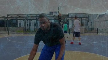 Animasyon spor analitik istatistikleri ve grafikleri gösteren bir adam, halka açık sahada basketbol oynuyor. Atletik, takım çalışması, kentsel, canlı, rekabet, spor, eğlence