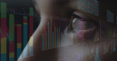 Dişi analist, veri arayüzünü izleyerek çubuk grafikleri çizelgelerini çiziyor, ızgara panelleri tart segmenti oluşturuyor. Gelecekçi, teknoloji, analitik, gösterge paneli, yenilik, dijital, zeka