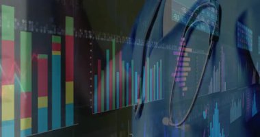 Ofisteki finansal verileri analiz eden, şeffaf bar çizelgeleri ve renkli çizgiler gösteren bir adam. İş, analitik, veri görselleştirme, şirket, teknoloji, yenilik, gösterge panelleri