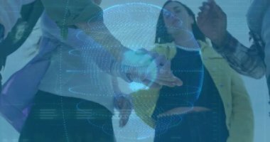 Ekip üyeleri, holografik veri küresini yüzüklerle göstererek teknolojik işbirliğine giriyorlar. Meslektaşlar, takım çalışması, yenilik, dijital, fütüristik, ortaklık, birlik